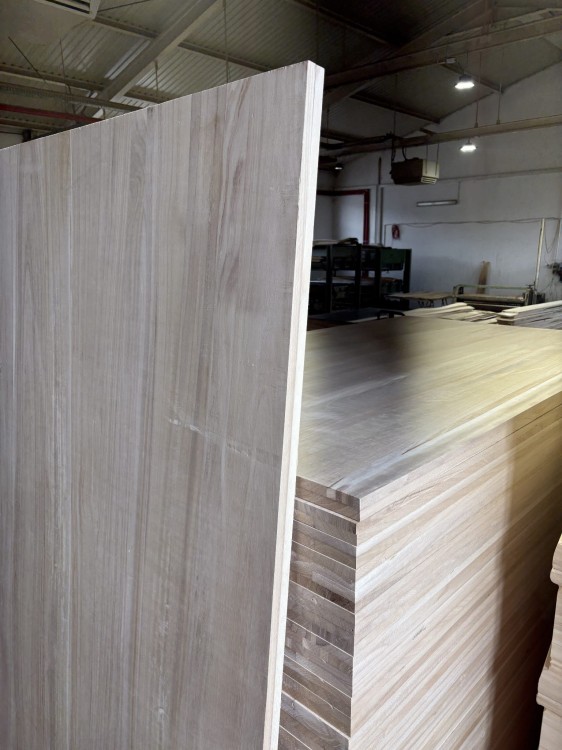 plyta-paulownia-oparta-o-stos.jpg